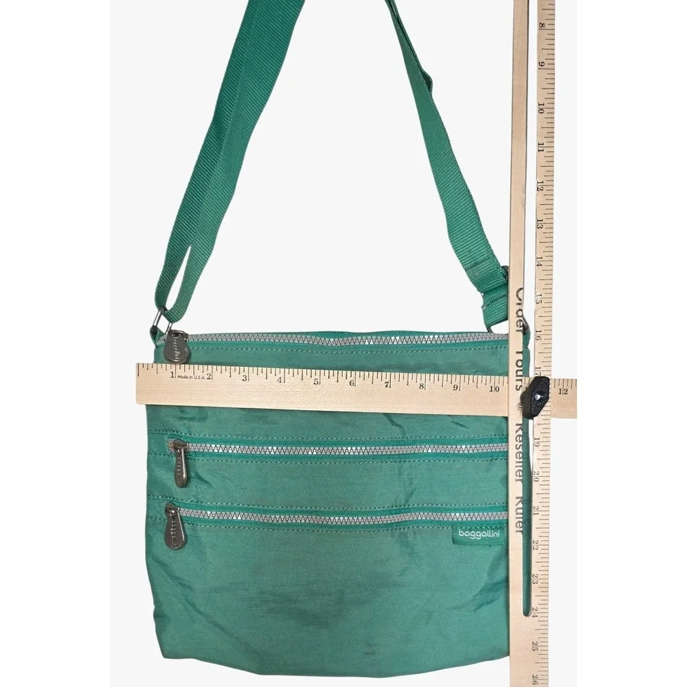 Baggallini Out and About Crossbody Bag Green 10x11 Travel Purse Organizer Pocket